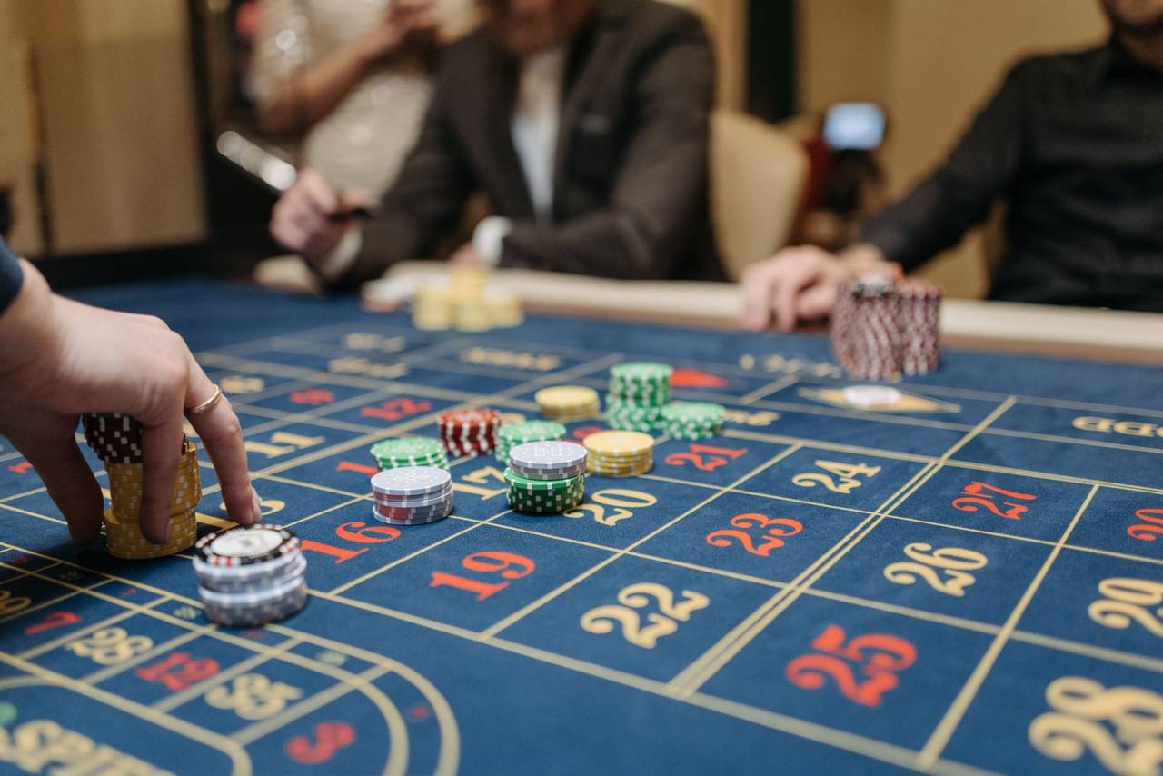 Pemain meletakkan chip di meja casino