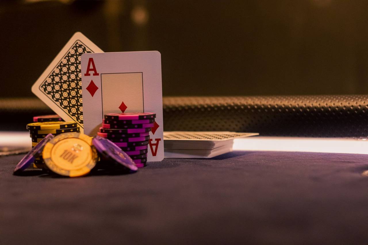 Kartu as dan chip di atas meja poker