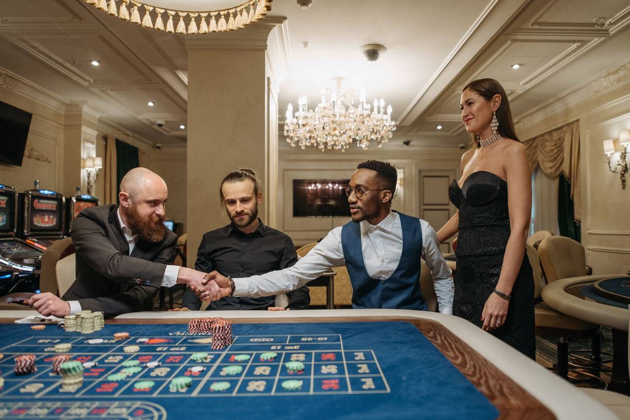Meja permainan casino dengan pemain dan dealer
