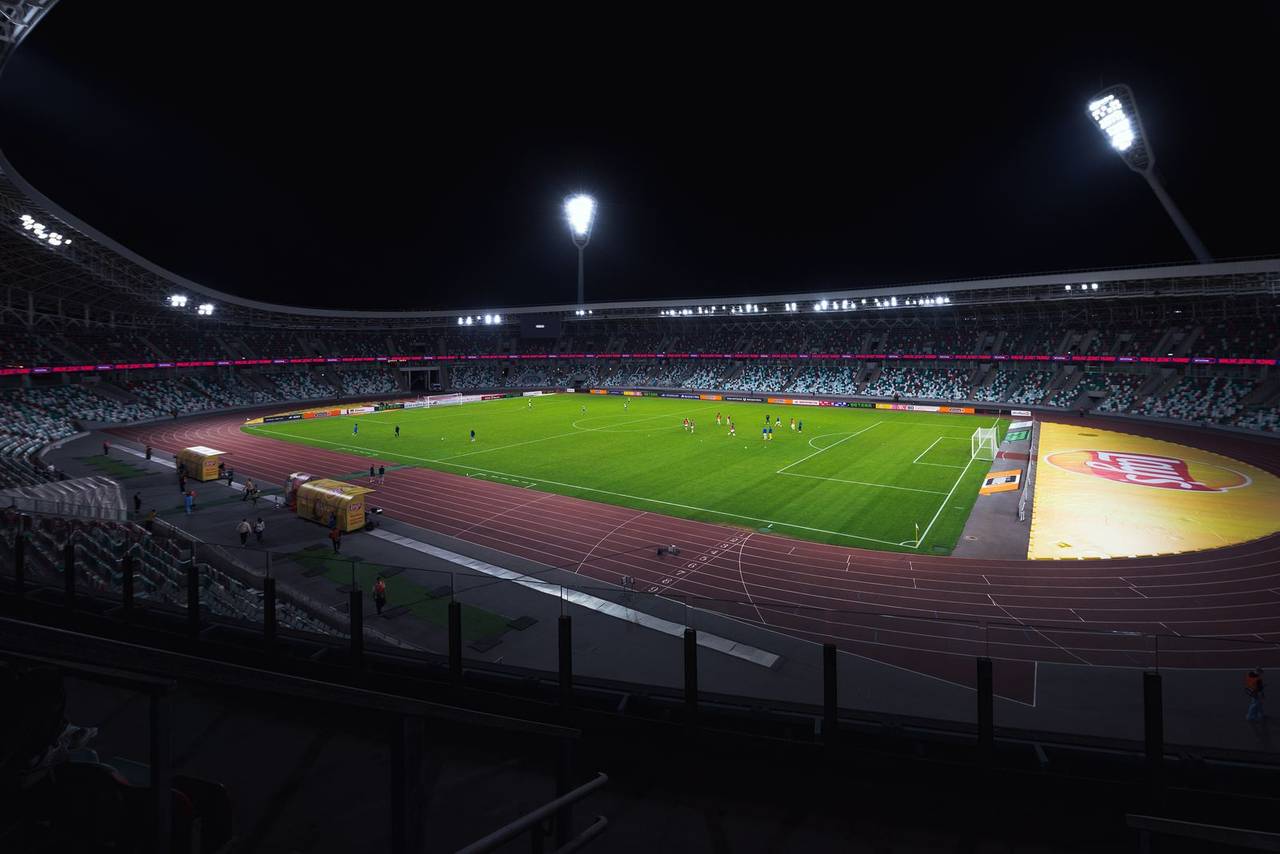 Stadion sepak bola dengan lampu sorot menyala
